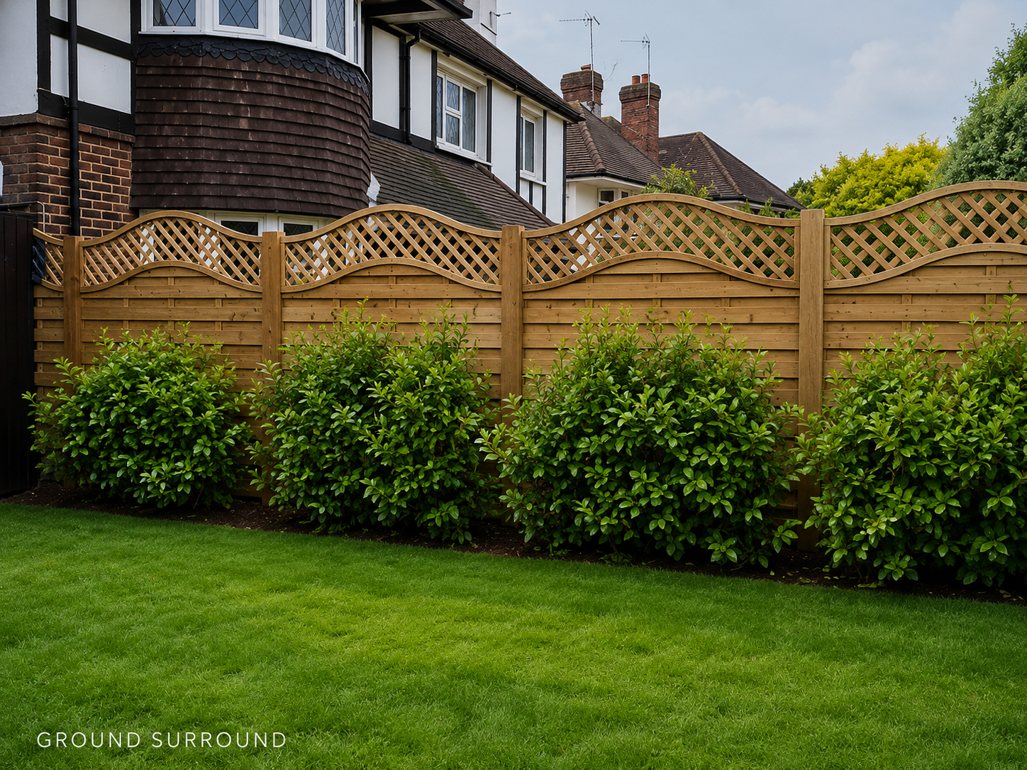 Lattice-Top Fencing — Wavy trellis boundary